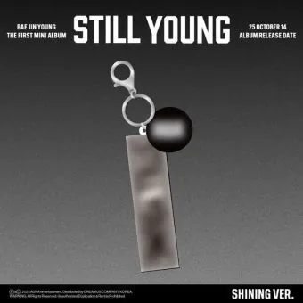 محتويات ألبوم BAE JIN YOUNG — STILL YOUNG نسخة Platform Shining: فوتوكارد، بطاقة رسالة، كيرنج وأدوات إضافية