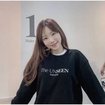 Taeyeon Crewneck Sweatshirt Signature — Red Classic Ver.