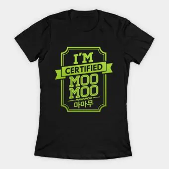 تيشيرت بطباعة Mamamoo — إصدار "I am certified MooMoo" — Mamamoo Limited Edition
