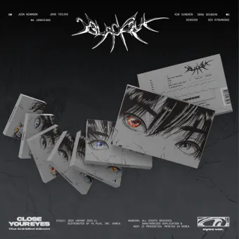 محتويات ألبوم CLOSE YOUR EYES blackout إصدار Eyes تشمل بطاقات QR، بطاقات الصور، وميدالية الأكريليك